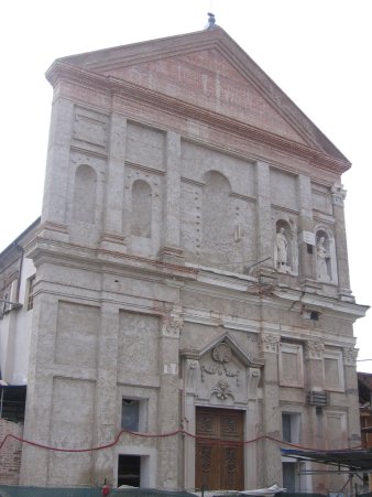 Facciata in ricostruzione della chiesa di Nole